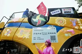硬核！大学校长考驾照开收割机，数万人围观图片