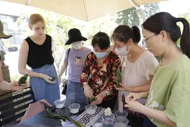 包粽子、做香囊……中外游客文创园里过端午图片