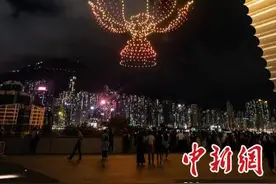 无人机灯光秀绽放香港维港夜空：愿岁岁皆安康图片