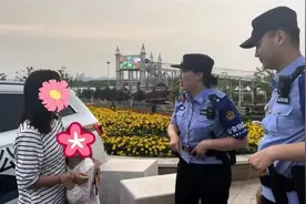 女孩儿和妈妈走散，热心民警这样做图片