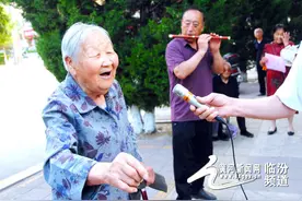 临汾拍客：隰县84岁老奶奶街头唱红歌@石书民图片