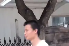 视频丨北大数学天才“韦神”回家啦！网友济南街头偶遇韦东奕图片