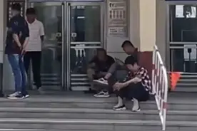 一火车站中午锁门，乘客40℃高温下苦等，官方：已调整图片