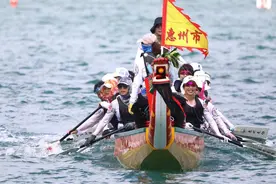 “乘风破浪的姐姐”：惠州女子龙舟队水上绽“芳华”图片