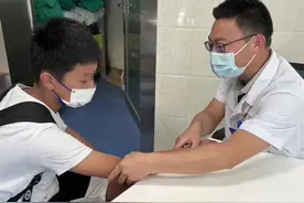 12岁男孩运动后总喊膝盖疼，竟是这个病导致图片