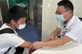 12岁男孩运动后总喊膝盖疼，竟是这个病导致图片