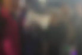 河南嵩山音乐节散场后，有人持工作人员证在场外售卖明星签名照，女子高喊提醒：不要买 是假的