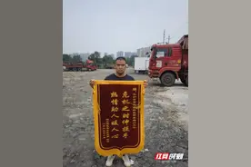 长沙市雨花区：货车司机突发疾病 退役军人救助脱险图片