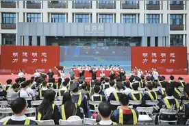 湖北工业大学工程技术学院学霸情侣共赴这场特别的毕业典礼图片