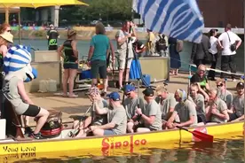 端午在海外丨趣味龙舟赛 中德民众飞桨逐浪共叙友谊图片