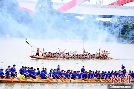 福建漳州九龙江畔上演龙舟盛会图片