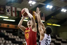 体坛联播｜男篮世青赛中国队输球，巴黎为姆巴佩标价3亿欧元图片