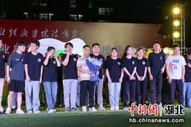 毕业生策划一场晚会为辅导员送去惊喜图片