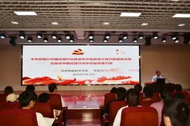 河南物流职业学院：校领导为学生讲授思想政治理论课图片