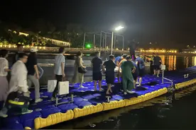 外地小女孩玩滑梯摔断腿，珠海民警紧急出动送就医图片