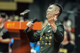 他一身戎装为毕业生唱响《我的祖国》，背后还有这些故事→图片