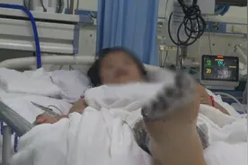 女孩充电时玩手机“被电击”，面临截肢图片