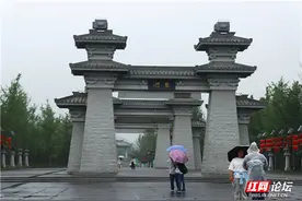 下雨也挡不住我打卡的热情，来洛阳看一回雨天的龙门石窟图片