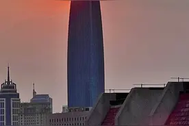傍晚的夕阳，染红半边天图片