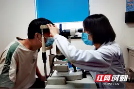 眼睛受伤一年后竟“生锈”！角膜移植、玻璃体切除一次完成拯救男子视力图片