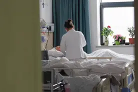 化解住院陪护难，仍需医患双方多配合 | 新京报社论图片