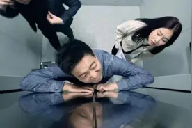 扒门逃生还是等待救援？被困电梯怎么办图片
