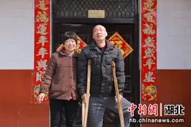 湖北丹江口农妇何明兰：柔肩挑重担 为爱撑起一片天图片