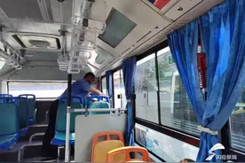日照公交：安装完善车辆窗帘 在夏天为乘客提供舒适乘车环境图片