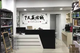 免费修电脑的好邻居 突然关门歇业，原来是干了件让人疯狂点赞的大事图片