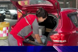 “月入过万很正常”，这位快递小姐姐的就业路径能否复制图片