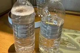 事发上海五星级酒店！住客喝了一口赠送的矿泉水，发现竟是清洁剂……酒店称：已报警图片