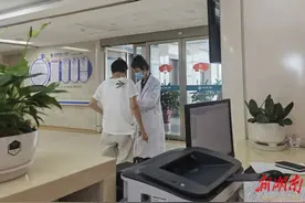 隆胸30多年后她取出了游走变形的“奥美定”胸 看看“奥美定”有哪些危害图片