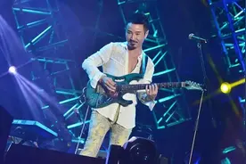 【每日听首粤语歌】周启生《又是下雨天》“寂寞伴着雨，一点一点扑向这边，又是下雨天”图片