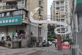 极目帮办|独居老人捡垃圾堆积如山，气味难闻引邻居不满，社区拟联合有关部门联动解决图片