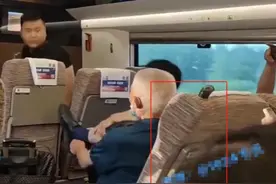 1分钟7连踢！男子高铁调座椅被后排老人狂踹，网友吵翻图片