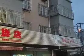 躲到窗外空调机仍被屋内人用长棒追打，小男孩从5楼纵身跳下……当地警方回应橙柿互动：已成立专班组调查图片