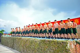 满屏肌肉！武警官兵的健身比赛太帅了图片