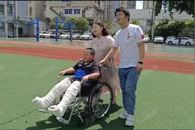 照顾患病父亲感动网友的“马蹄足”男孩即将入学，学校：最大力度帮助他读书图片