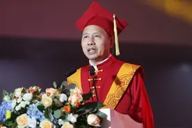 毕业典礼上，江汉大学校长寄语：努力是最好的选择图片