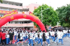 阳江市中考今日开考 学校老师暖心送考图片