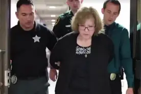 美白人妇女不满邻居孩子玩耍 隔门射杀黑人母亲 仅被控过失杀人图片