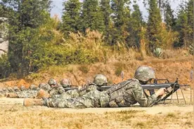 两个“英雄连”赢得同一张荣誉证书图片