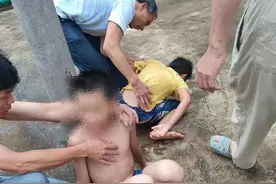 他纵身一跃，1分钟救起2名溺水儿童图片