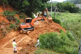 暴雨来袭，他们奋战在抗洪第一线图片