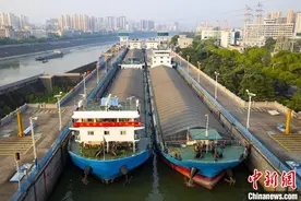 葛洲坝船闸通航42年 货运量达21.2亿吨图片