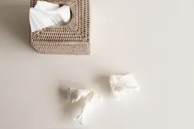 只是用力擤了一下鼻涕，浙江大伯突然喷鼻血染红整条毛巾图片