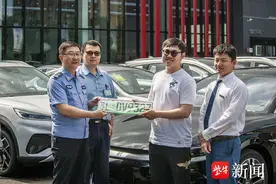 镇江私家车新车上牌免查验第一人，诞生！图片