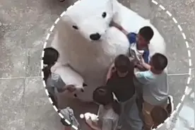 人偶被熊孩子扇脸踢踹后生气踢倒男孩，是否属于正当防卫？图片