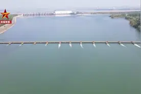 15分钟内！解放军架起跨江长桥图片