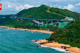 瞰海南 | 山与海在此交汇 “飞阅”海南环岛旅游公路万宁正门岭大桥段图片